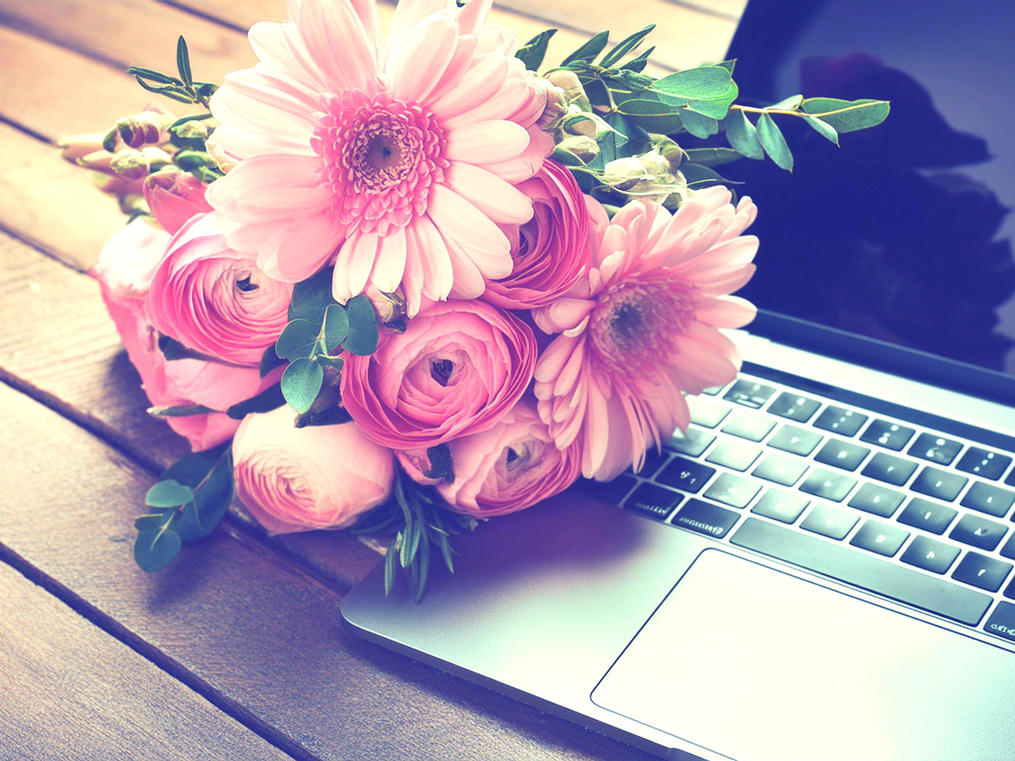 花束とノートパソコン
